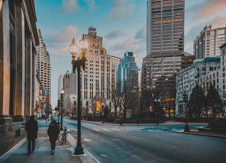 شارع ومبانٍ بضوء المساء